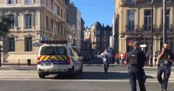 W Hawrze, na północy Francji, uzbrojony mężczyzna napadł na bank i wziął sześciu zakładników. Jak podają lokalne media, trwa operacja policyjna. W trakcie negocjacji mężczyzna zgodził się na uwolnienie w sumie czterech zakładników.