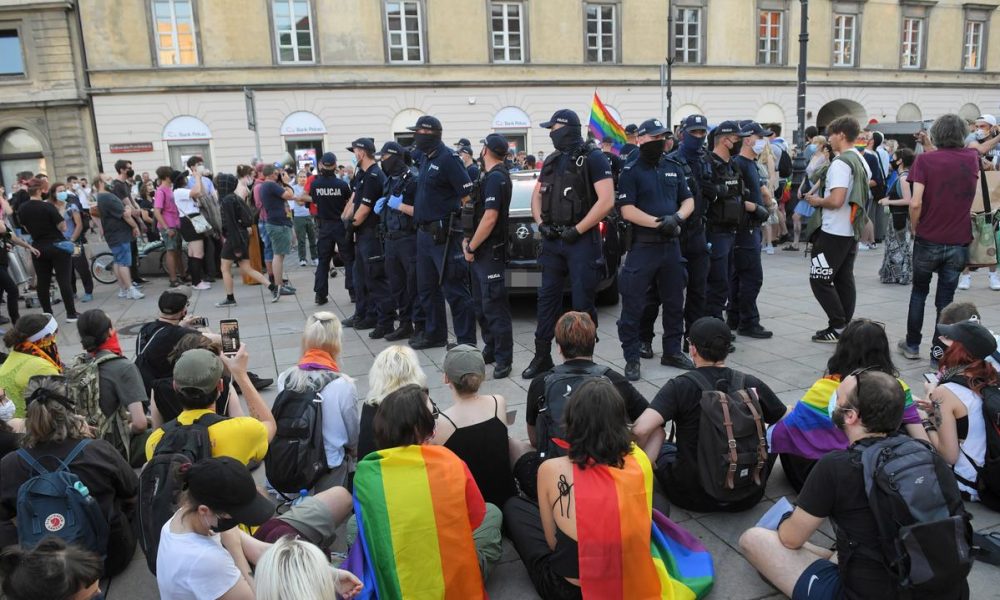 Warszawa.  Policja zatrzymała 48 osób podczas protestu społeczności LGBT